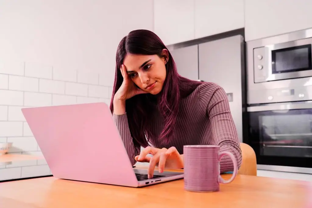 Multas em viagens corporativas: quem paga a conta?